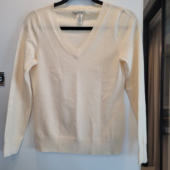 Creamy Merino Wool V-neck sweater - Picture 2 of 5